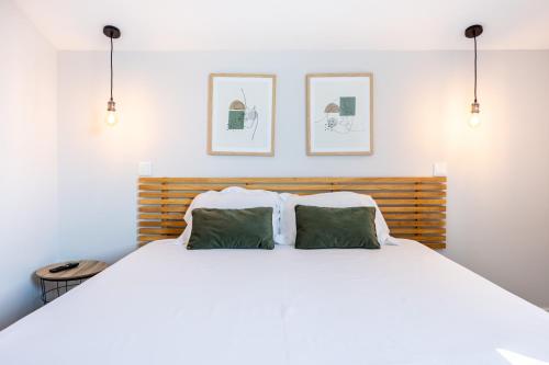 Postel nebo postele na pokoji v ubytování Angra Charming Suites by Seewest