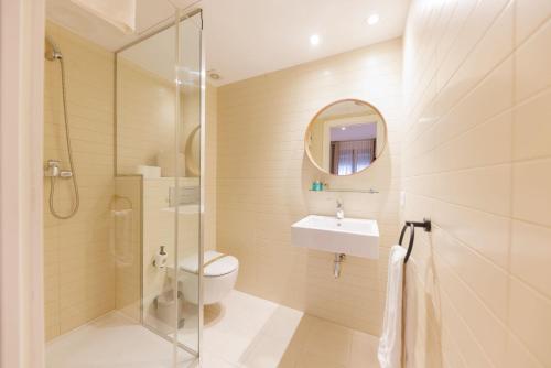 y baño con aseo, lavabo y ducha. en Bravissimo Plaça Catalunya 2-2, Duplex apartment, en Girona