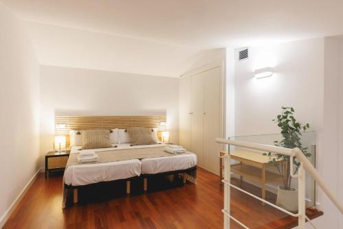 Tempat tidur dalam kamar di Bravissimo Plaça Catalunya 2-2, Duplex apartment