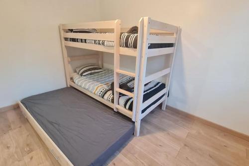 Двухъярусная кровать или двухъярусные кровати в номере Maison citadine familiale