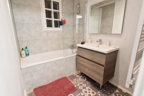 y baño con lavabo, bañera y ducha. en Maison citadine familiale, en Dreux