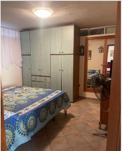 1 dormitorio con cama, armarios y espejo en Mamma Rosaria, en Pompeya