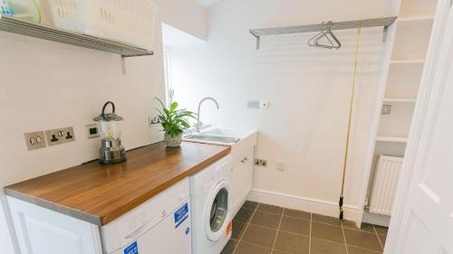 a laundry room with a washer and dryer at The Hideaway Beaumaris in Beaumaris