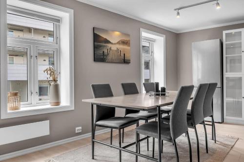 a dining room with a table and chairs at The Urban Cityscape in Tromsø