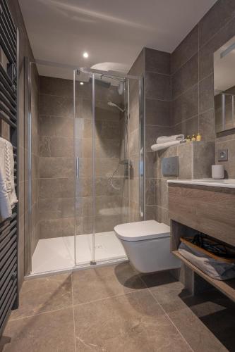 une salle de bain avec une douche, des toilettes et un lavabo dans l'établissement Chalet Genepi - Apartment Elsa, aux Gets