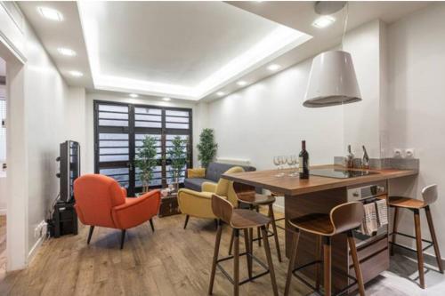 een woonkamer met een tafel en stoelen bij 3 double bedrooms apartment in Montmartre near subway AC in Parijs