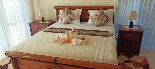 un dormitorio con una cama con un animal de peluche en Villa Lilly Sea View Pool Villa, en Umeanyar