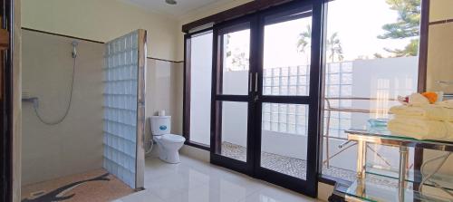 ウメアンヤーにあるVilla Lilly Sea View Private Poolのシャワーとトイレ付きのバスルーム