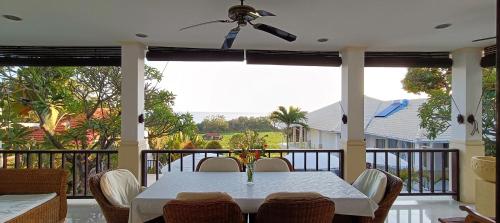 Villa Lilly Sea View Private Poolにあるバルコニーまたはテラス