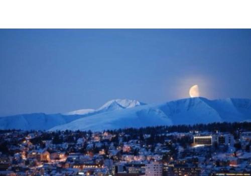 vista su una città con montagne sullo sfondo di Polar Cozy Apartment - Free parking a Tromsø