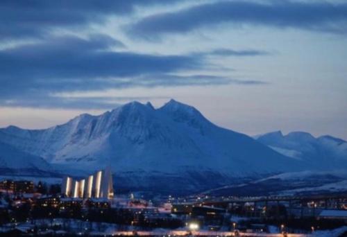 vista su una città con una montagna sullo sfondo di Polar Cozy Apartment - Free parking a Tromsø
