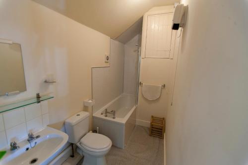 Five Cottages in AONB and a Hobbit House!にあるバスルーム