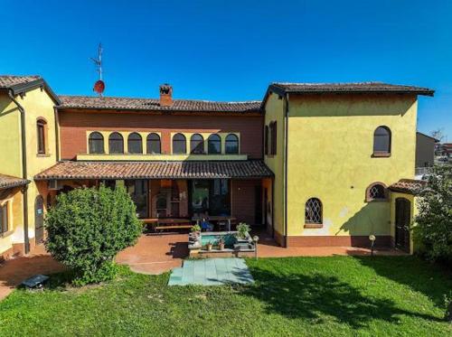 ein großes Haus mit einem großen Hof mit Hof in der Unterkunft Villa Ambra B&B Siviglia in Vermezzo