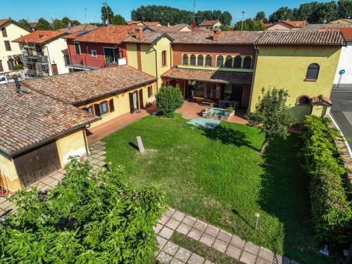 una vista aérea de una casa con patio en Villa Ambra B&B Siviglia, en Vermezzo