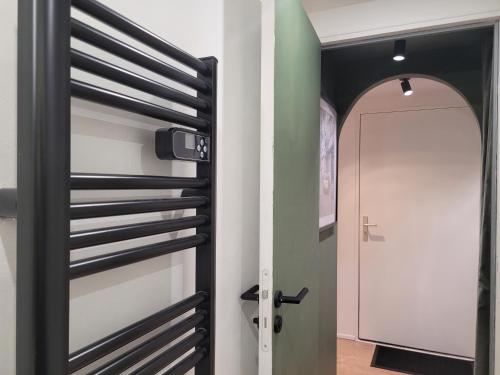 un couloir avec une porte noire et une arche dans l'établissement Sweet House Paris Disney, à Rosny-sous-Bois