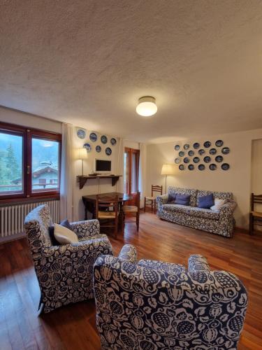 a living room with couches and a table at L'Atelier du Temps - Sole e Luna in Cogne