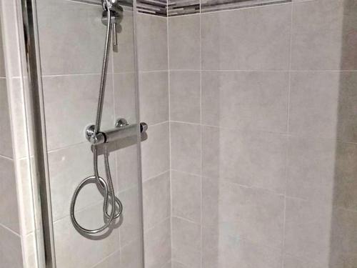 une douche avec une porte vitrée dans une salle de bain dans l'établissement Appartement en bord de mer avec piscine, terrasse et parking privé - FR-1-387-67, à Marseillan