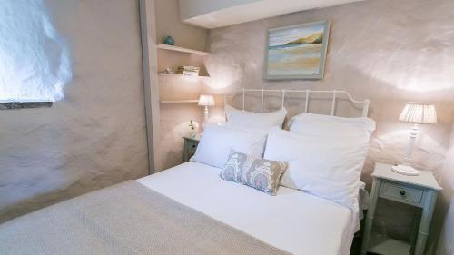 Postel nebo postele na pokoji v ubytování Ty Fry Cottage