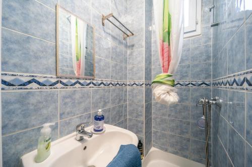 un baño con lavabo y espejo en L'Évasion Aulnaysienne - Appt pour 4, en Aulnay-sous-Bois