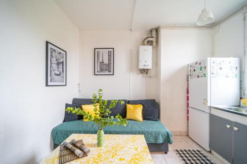 un salon avec un canapé et une table dans l'établissement L'Évasion Aulnaysienne - Appt pour 4, à Aulnay-sous-Bois