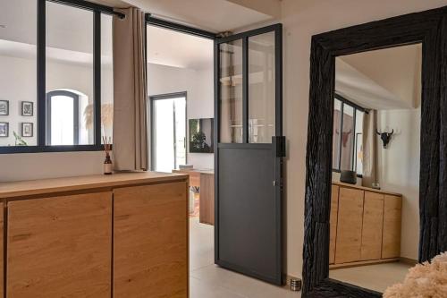 une cuisine avec un grand réfrigérateur en verre dans une pièce dans l'établissement La plage et les commerces à pieds !, à Saint-Cyr-sur-Mer