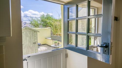 uma janela aberta com vista para uma varanda em Ty Melyn em Beaumaris