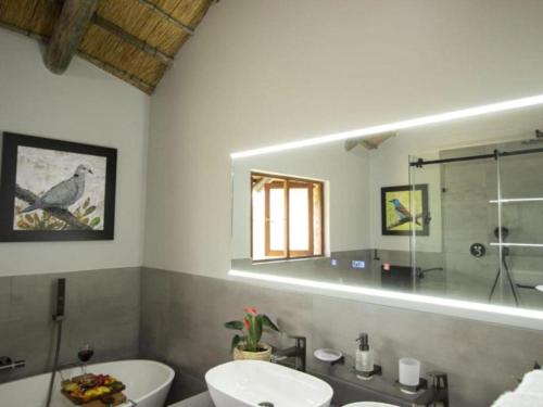 uma casa de banho com uma banheira, um lavatório e um WC. em Kruger Park Lodge Unit 538 - PmP em Hazyview