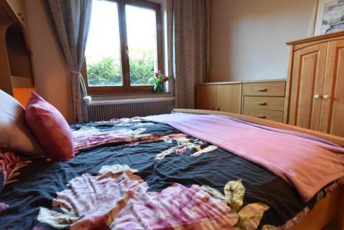 1 dormitorio con cama y ventana en Haus Redtenbacher, en Windischgarsten