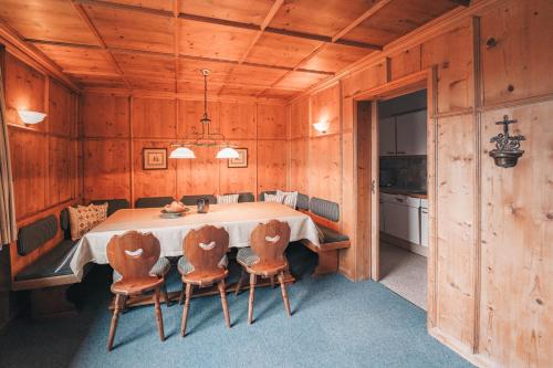 a dining room with a table and chairs at Hotel Garni Almjur in Sankt Anton am Arlberg