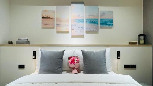 a pink teddy bear sitting on top of a bed at La Vie - Ocean Paradise in Toucheng