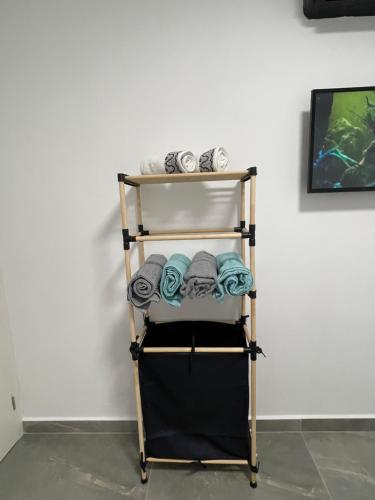 a towel rack with towels on a wall at דירת אירוח מפנקת בעיר אשקלון - 5 דקות נסיעה מהים in Ashqelon