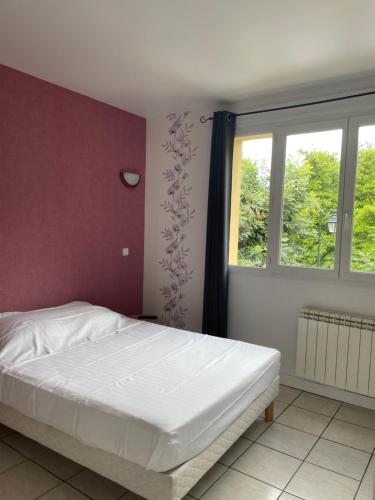 ein Schlafzimmer mit einem weißen Bett und einem Fenster in der Unterkunft Café du lac in Manthes