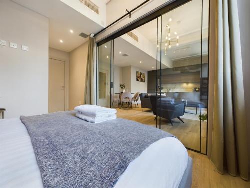 マンチェスターにあるLuxury Unique 2bedroom city centreのベッドルーム1室(大型ベッド1台付)、ダイニングルームが備わります。