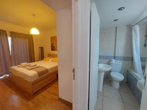 una camera con letto e un bagno con servizi igienici di Palm Beach Apartment 26 a Limassol