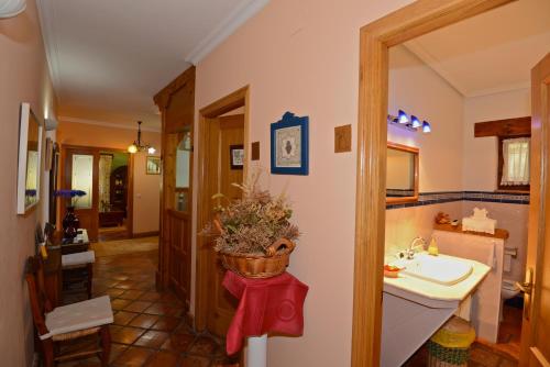 Hotel-Posada La Casa de Frama في Frama: حمام مع حوض ومرآة ومغسلة