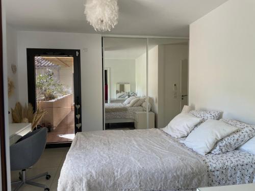 - une chambre avec un grand lit et un miroir dans l'établissement Villa Aix Centre avec Piscine, à Aix-en-Provence