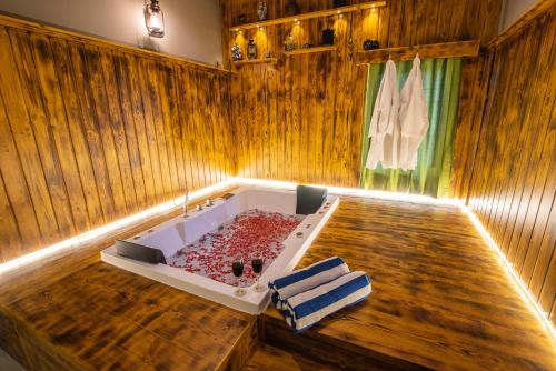 a wooden room with a wooden table with a tub at Cheerful 2-bedroom near Auro Beach in Kālapettai