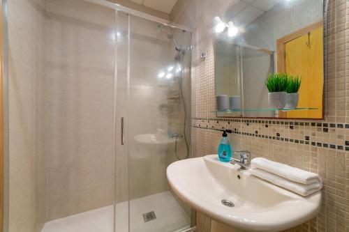 Et badeværelse på AlmeriaSuite Beach&Sun