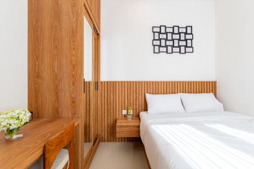 1 dormitorio con 1 cama y pared de madera en Astungkara Bali Villa, en Tabanan