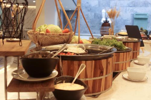 un buffet con ciotole di cibo su un tavolo di Wyndham La Vita Rawai Phuket a Rawai Beach