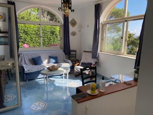 uma sala de estar com um sofá e uma mesa em Villetta panoramica sul mare em Procida