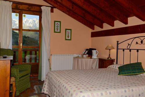 a bedroom with a bed and a window at Hotel-Posada La Casa de Frama in Frama