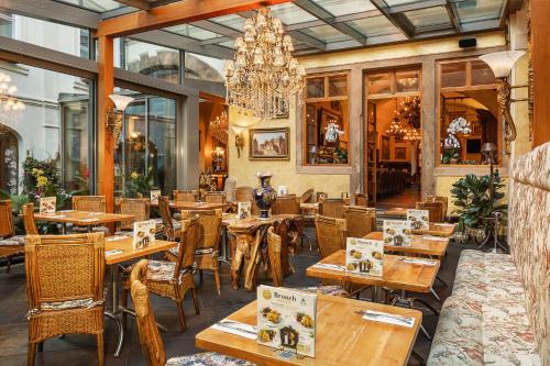 Un restaurante u otro lugar para comer en Iron Gate Hotel & Suites Prague by BHG