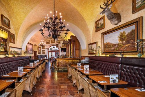 Un restaurante u otro lugar para comer en Iron Gate Hotel & Suites Prague by BHG
