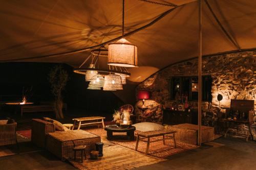 Ruang duduk di Our Habitas Namibia