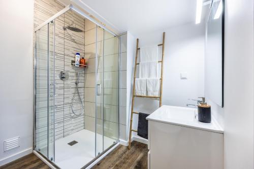 een badkamer met een douche en een wastafel bij Angra Charming Suites by Seewest in Angra do Heroísmo