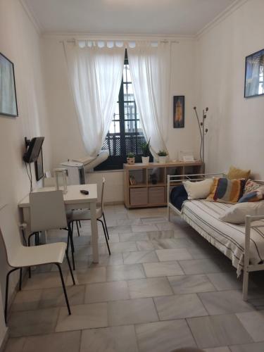 Postel nebo postele na pokoji v ubytování Santas Patronas Street center