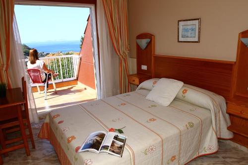 A bed or beds in a room at Apartamentos Coral Do Mar I