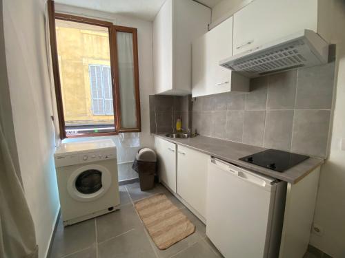 une cuisine avec un lave-linge et un lave-linge dans l'établissement Aix Centre Ville Proche Mairie, à Aix-en-Provence