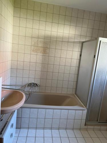 y baño con bañera y lavamanos. en Appartments, en Gerasdorf bei Wien